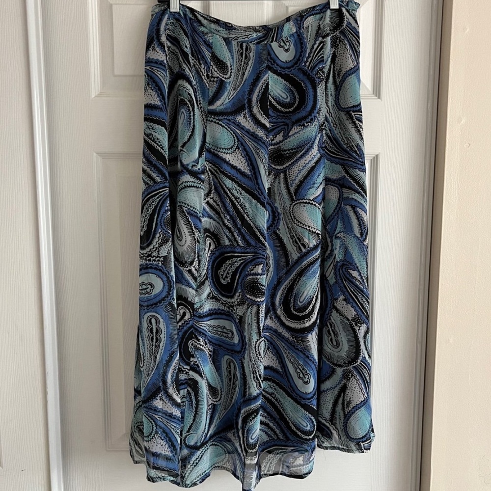 JM Collection Women's Full Skirt W / Sheer Overlay Blue and Black Paisley Print